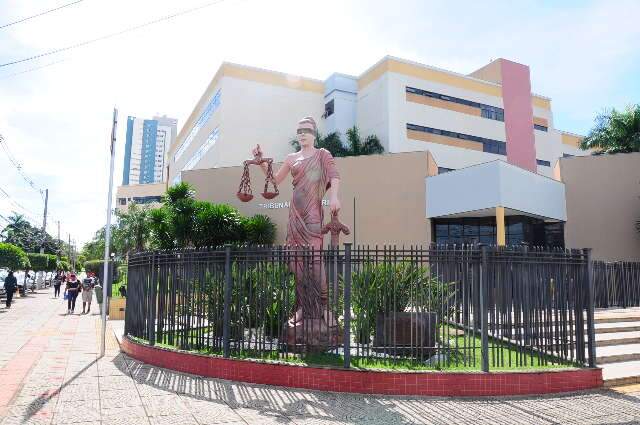 Investigado por dois homic&iacute;dios em Campo Grande &eacute; preso com rev&oacute;lver 