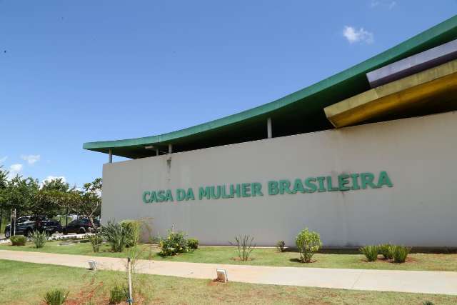 Homem &eacute; amarrado por vizinhos e preso ao amea&ccedil;ar mulher e sogra com fac&atilde;o