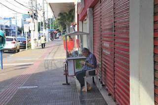 Pipoqueiro resolveu tentar a sorte ontem, no centro de Campo Grande, em dia de comércio fechado (Foto: Paulo Francis)