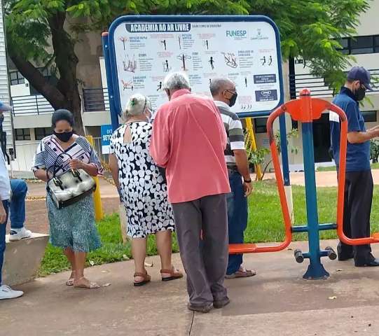 Antes mesmo de abrir, idosos fazem fila em frente ao Guanandiz&atilde;o