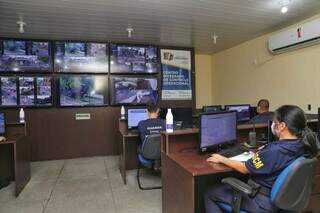 Central de monitoramento da Guarda Municipal, durante trabalho na segunda-feira (22). (Foto Paulo Francis).
