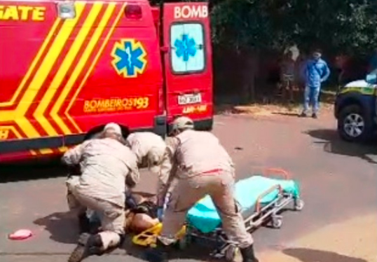 Na contram&atilde;o, motocicleta bate em caminh&atilde;o e mulher morre 