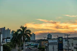 Amanhecer com vista da Avenida Fernando Correa da Costa, em Campo Grande, nesta terça-feira (23). (Foto: Henrique Kawaminami)