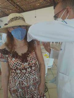 Aos 72 anos, dona Neusa recebendo a primeira dose da vacina. (Foto: Direto das Ruas)