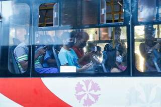 Ônibus saiu bem cheio do Centro de Campo Grande nesta manhã (Foto: Henrique Kawaminami)