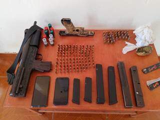 Armas, carregadores e munições encontrados com brasileiros (Foto: Divulgação)
