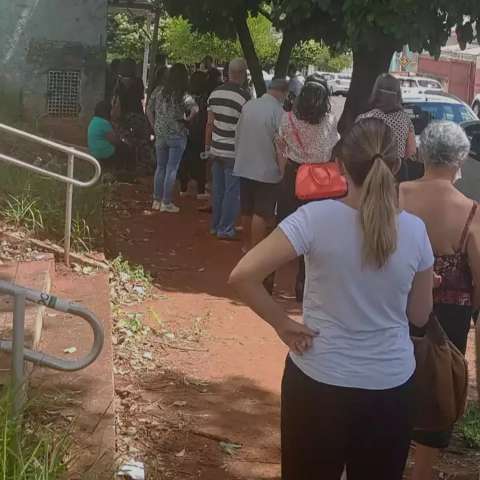 Pausa de 40 minutos revolta idosos que esperam na fila por vacina 