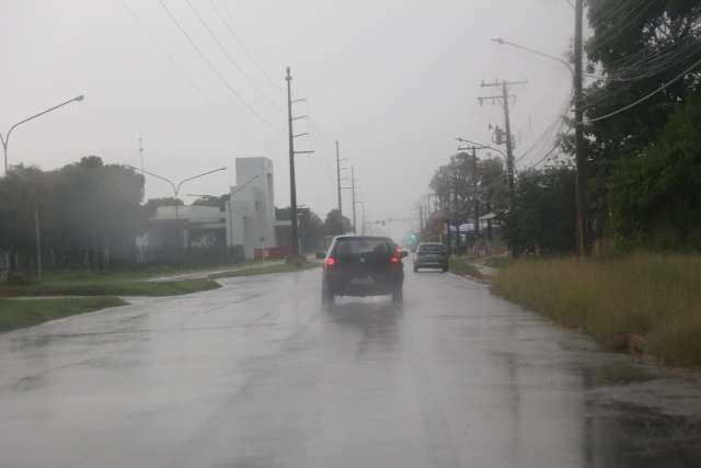 Com alerta de tempestade, Capital registra chuva nesta tarde