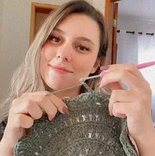 Fernanda aprendeu o básico de crochê com a mãe, mas se atualizou vendo vídeos no YouTube (Foto: Arquivo Pessoal)