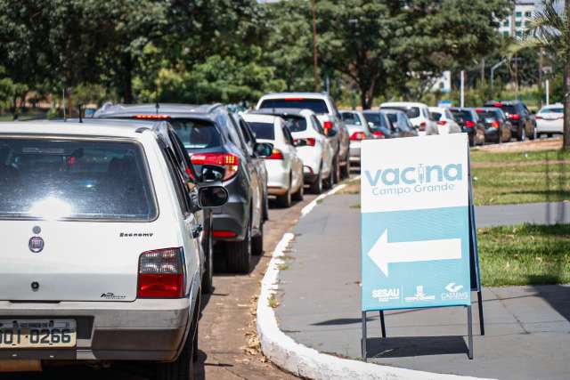 Planos de sa&uacute;de entram em mutir&atilde;o de vacina&ccedil;&atilde;o com fila gigante de carros