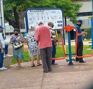 Idosos à espera da vacinação no Guanandizão. (Foto: Ana Paula Chuva)