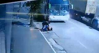 Um dos suspeitos derruba a policial e tenta tomar sua arma (Foto: divulgação/ Agência Record)