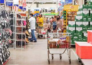 Supermercados querem autorização para escapar do toque de recolher às 20h. (Foto: Henrique Kawaminami)