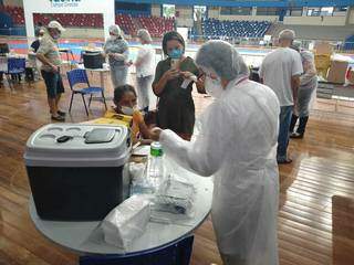 Posto de vacinação que começou a funcionar ontem no Guanandizão, em Campo Grande. (Foto: Ana Paula Chuva)