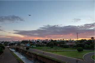 Dia amanhecendo com poucas nuvens no céu na região da Avenida Presidente Ernesto Geisel (Foto: Henrique kawaminami) 