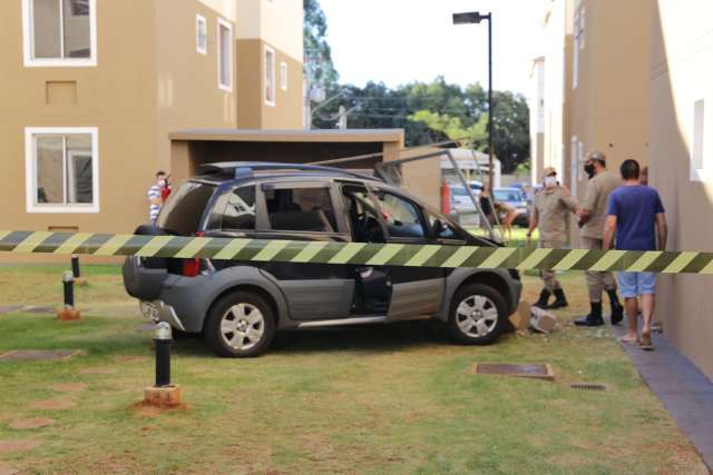 Motorista perde controle de carro, bate em cilindro e causa vazamento de g&aacute;s