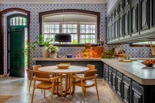 Na cozinha, assinada por Anna Malta e André Duarte, a decoração mistura recursos do século XXI com a beleza dos elementos arquitetônicos originais da casa (Foto: André Nazareth/Casacor)