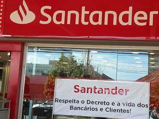 Placa de protesto foi fixada na porta de entrada da agência, no Centro de Campo Grande. (Foto: Divulgação)