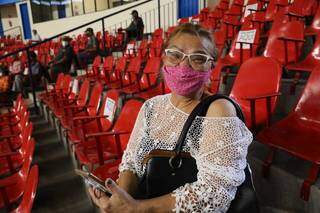 Thelma Rodrigues Rios, de 69 anos, se impressionou com fila pequena para vacinação. (Foto: Kísie Ainoã)