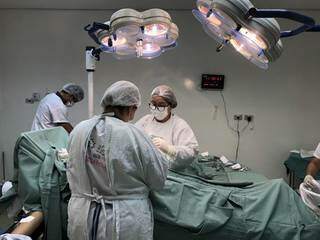 Realização de cirurgia no Hospital Regional. (Foto: Governo de MS)