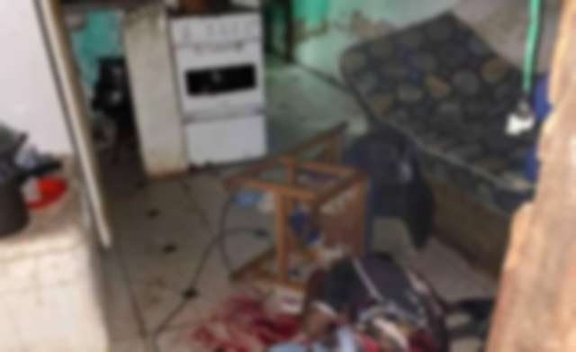 Ataque em resid&ecirc;ncia deixa dois mortos e um ferido a tiros 