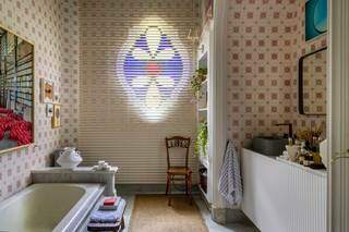 Assinado por Bianca da Hora, banheiro é inspirado nos rituais ancestrais do banho turco Haman; projeto tira proveito das cores, luzes e texturas da casa (Foto: André Nazareth/Casacor)