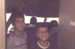 Everton ao lado do irmão Denison, quando eram crianças (Foto: Arquivo Pessoal)