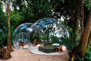 Jardim Secreto, assinado por Diego Raposo e Manu Simas, é instalação que traz dois iglus inflavéis criando espaço de contemplação (Foto: André Nazareth/Casacor)