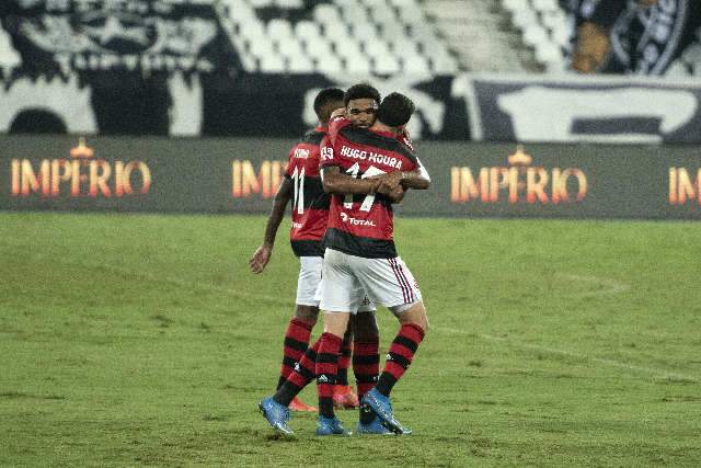 Flamengo vence Botafogo no Engenh&atilde;o e assume a lideran&ccedil;a do Carioca