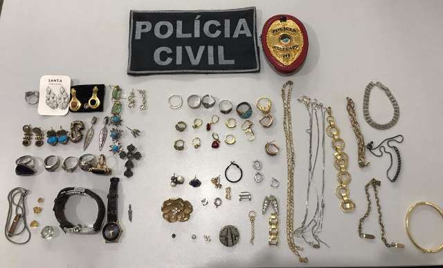 Mulher &eacute; presa depois de ostentar nas redes sociais joias furtadas da patroa