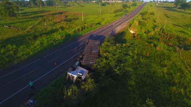 Carreta carregada de bois tomba ao desviar de ciclista na BR-267
