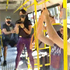 Grupo faz treino funcional em ônibus como protesto por fechamento de academias