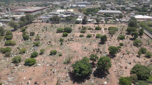 Em um ano, pandemia dizima o equivalente a tr&ecirc;s cidades de MS 