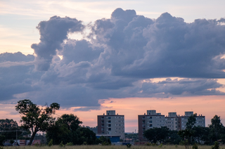 Amanhecer com nuves no céu no Bairro Tiradentes (Foto: Henrique Kawaminami) 