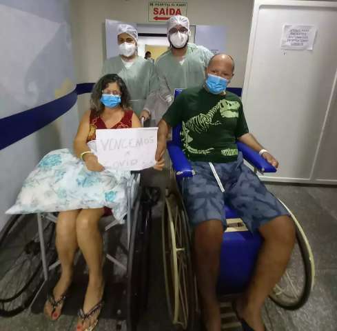 Ap&oacute;s 35 dias, casal que ficou internado lado a lado vence a covid-19