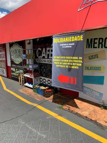 Conveni&ecirc;ncia coloca alimentos na fachada para quem quiser levar de gra&ccedil;a