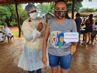 Indígena é vacinada na Aldeia Buriti, em Mato Grosso do Sul (Foto: Divulgação/Conselho do Povo Terena)
