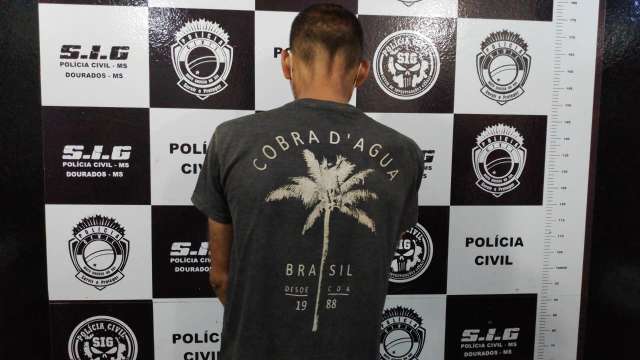 Veterano do tr&aacute;fico &eacute; preso e pol&iacute;cia encontra droga escondida em &aacute;rvore