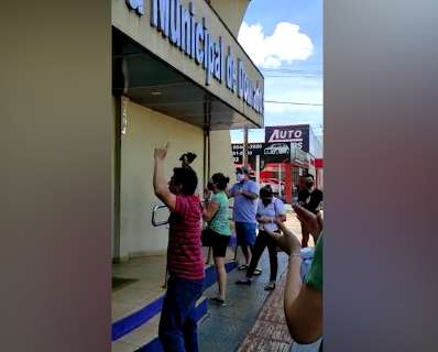 No 1º dia de “fecha tudo”, Geraldo é recebido com protesto por comerciantes