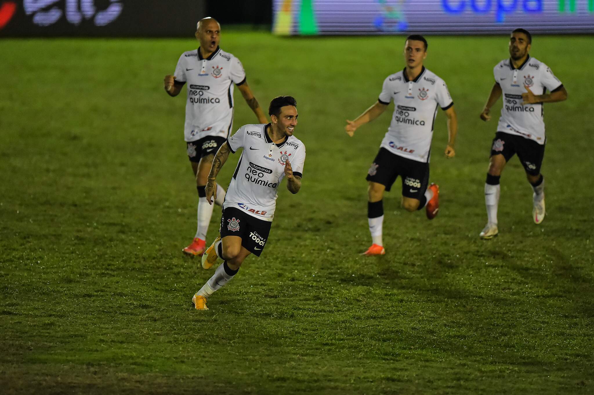 Corinthians marca duas vezes no final e vence o Retrô-PE na estreia da  Copinha 