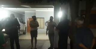 Lojistas na noite de ontem (26) durante conversa em frente a casa de Enelto Ramos da Silva, do DEM. (Foto: Direto das Ruas)