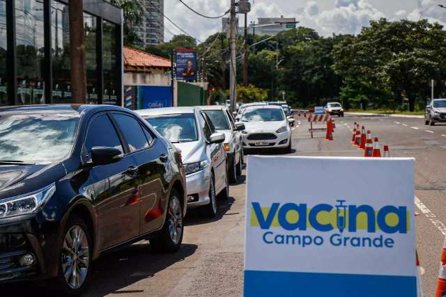 No &uacute;ltimo dia, drive para vacina contra covid na Cassems vai at&eacute; 20h 