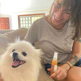 Bianca ao lado de um de seus cães, que também usam sabonetes e shampoos artesanais. (Foto: Arquivo Pessoal)