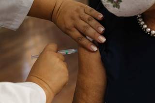 Idosa sendo vacinada contra covid nesta semana. (Foto: Kisiê Ainoã)