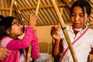 Crianças produzem artesanatos e instrumentos musicais. (Foto: Luciano Justiniano)