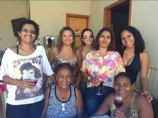 Irmãs e mulheres da família ao lado de dona Marileide, que era crocheteira de mão cheia. (Foto: Arquivo Pessoal)