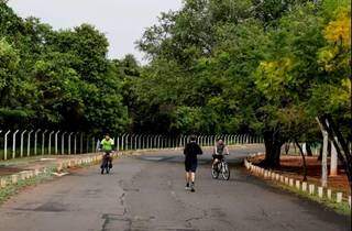 Moradores correndo e pedalando no Parque dos Poderes em Campo Grande. (Foto: Paulo Francis)