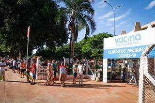 Fila para a vacinação no Guanandizão, um dos pontos de aplicação em Campo Grande (Foto: Henrique Kawaminami)