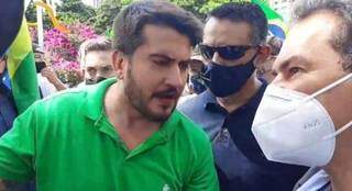 Rafael Tavares, sem máscara, durante protesto na prefeitura da prefeitura de Campo Grande. (Foto: Reprodução de vídeo)