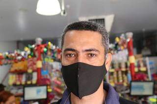 Roberto Poletto, 43 anos, é gerente de uma loja de doces na Rua Maracaju, para ele as vendas de Ovos de PPáscoa caíram, mas os procura por produtos para fazer em casa aumentaram. (Foto: Kísie Ainoã)